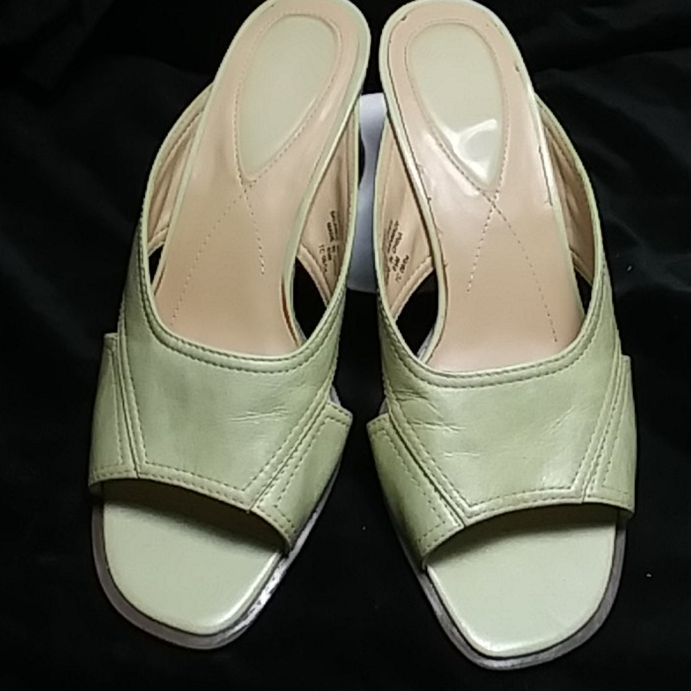 Liz Claiborne Flex Leathet short heel